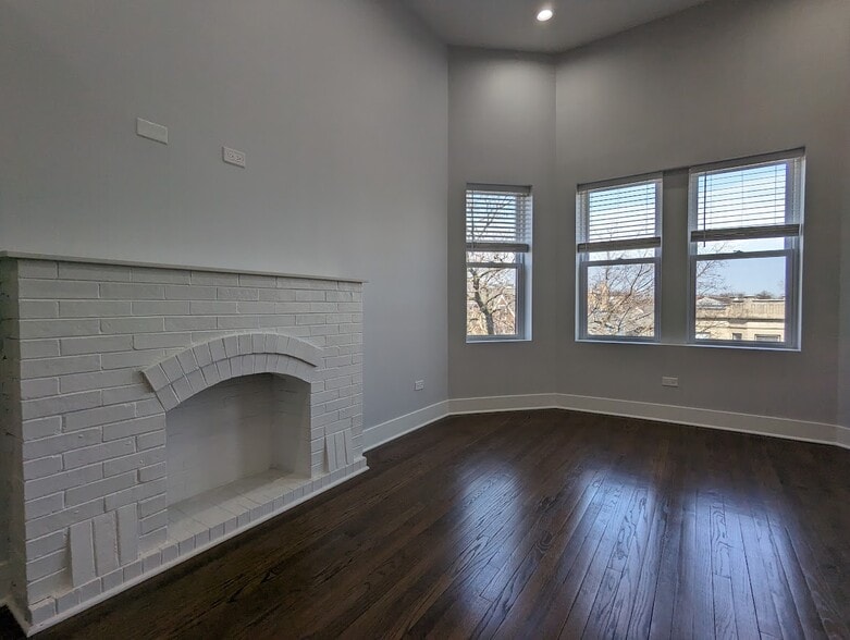 Building Photo - 2171 W Wilson Ave