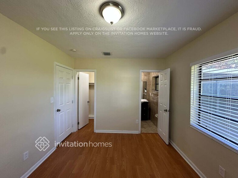 Building Photo - 10805 SW 142nd Ln