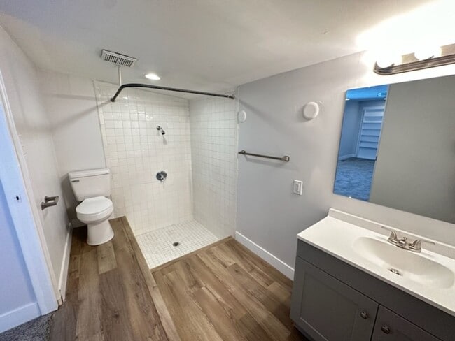 Building Photo - Beautiful 6 bedroom 2 bathroom home is a m...