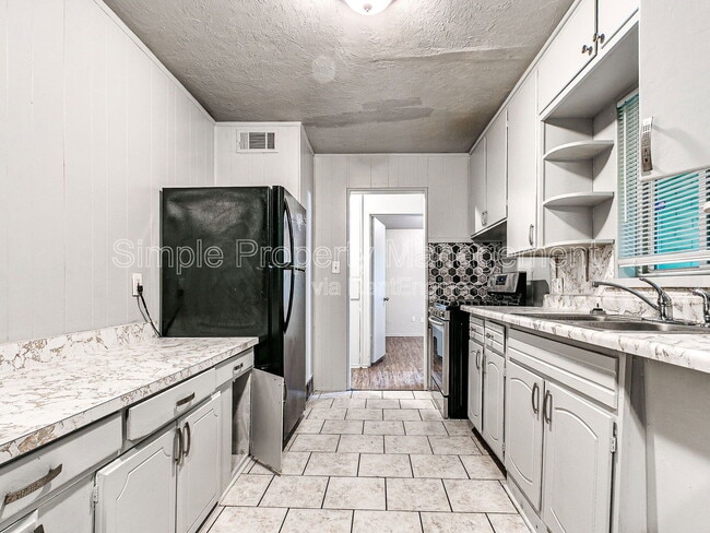 Building Photo - 4301 N Terry Ave