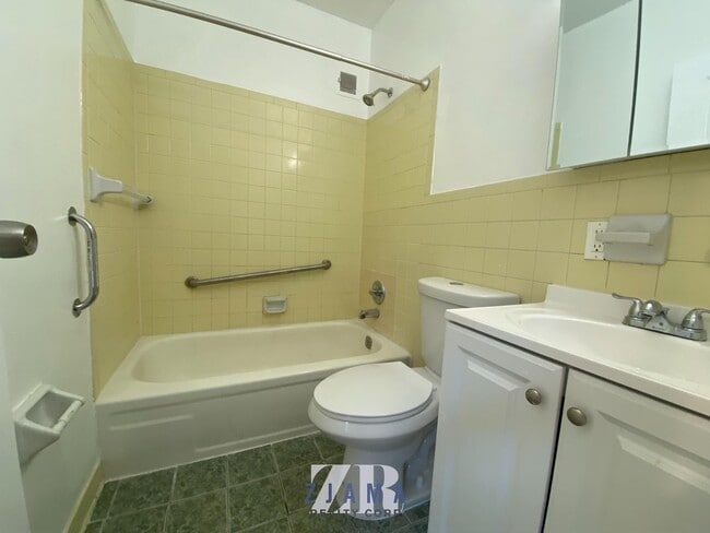 Building Photo - 152 Parkside Ave