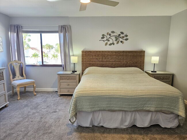 Building Photo - Seasonal Short-term 2 Bedroom 2 Bathroom Condo located on Venice Island with beach access!