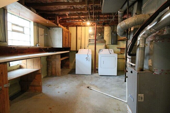 Building Photo - 2 bedroom home w/ fenced backyard