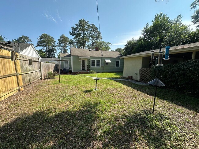 Building Photo - 3 BED | 1 BATH | SPACIOUS GATED BACKYARD |...