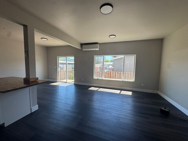 Building Photo - Modern 3 bedroom townhouse