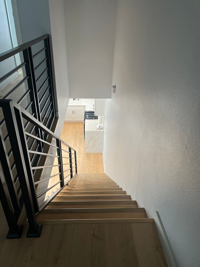 Building Photo - 3 Bedroom/ 3 Bathroom Home in Huntington B...