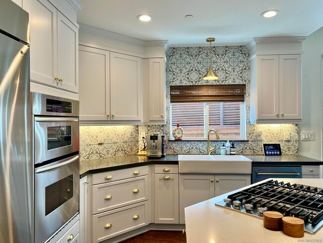Building Photo - 517 N Cedros Ave