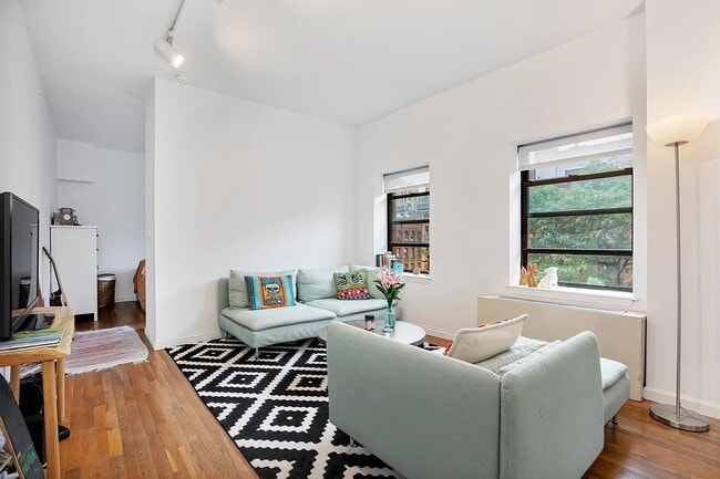 Building Photo - 186 W 80th St