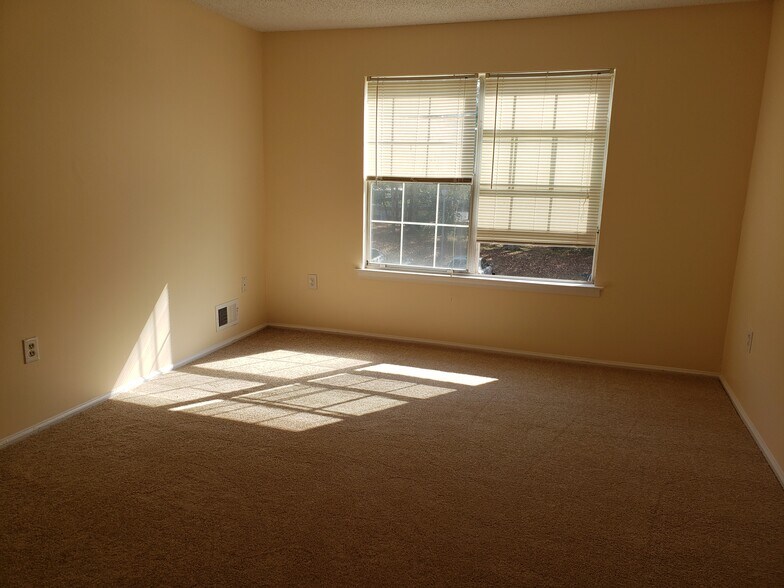 Building Photo - 8 Holly Ct