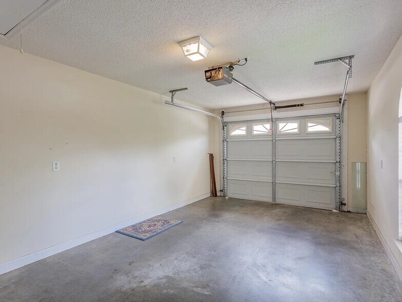 Building Photo - 1701 W Oak Dr