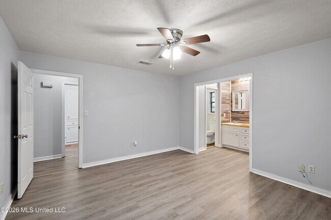 Building Photo - 548 Vineland Dr