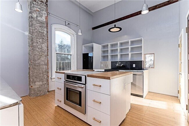 Building Photo - 114 Main St