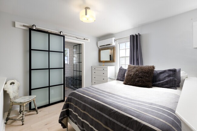 Building Photo - 1702 Drake Ave