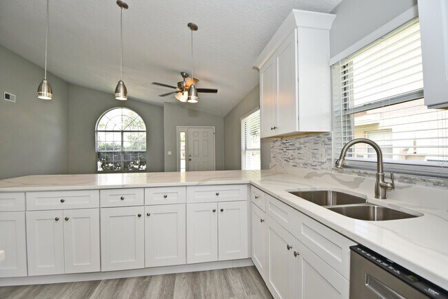 Building Photo - Beautiful Home in Alafaya Woods Totally Remodeled