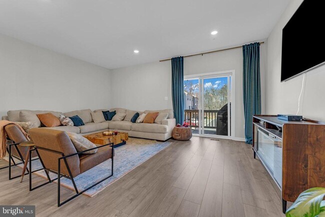 Building Photo - 8805 Mimosa Ave