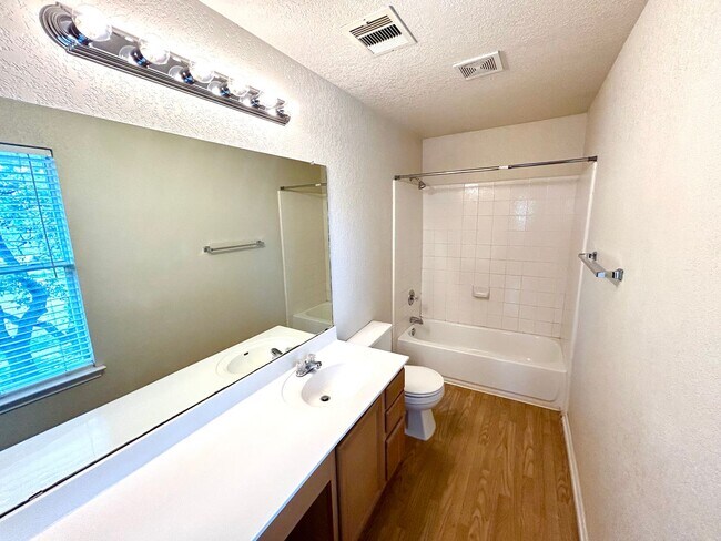 Building Photo - *MOVE IN SPECIAL* Move-In Ready | Washer & Dryer Included + Google Fiber Located Near UTSA!