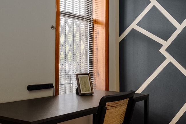 Building Photo - 906 N Damen Ave