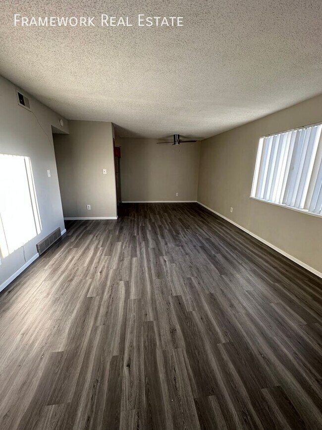 Building Photo - 280 E Highline Cir