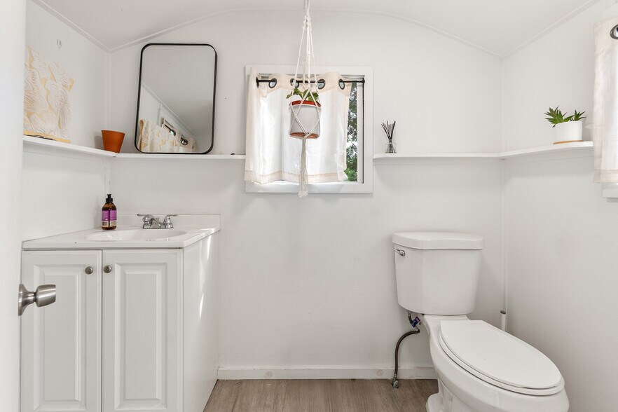 Half bath - 529 Isabel St