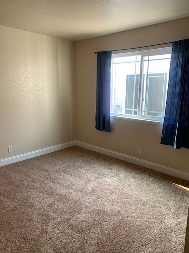 Building Photo - Great 3 Bedroom Townhouse!