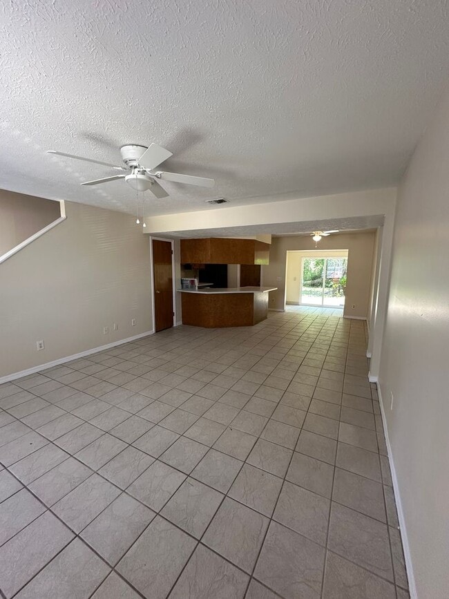 Building Photo - 2 bed 2 bath townhome, perfect location!