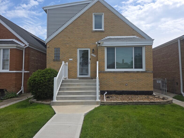 Building Photo - 3639 W 69th Pl