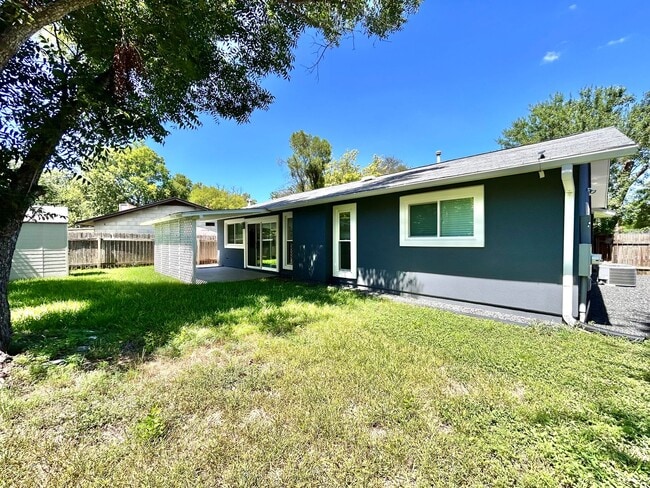 Building Photo - Inviting 3/BR 2/BA Home with Spacious Layo...