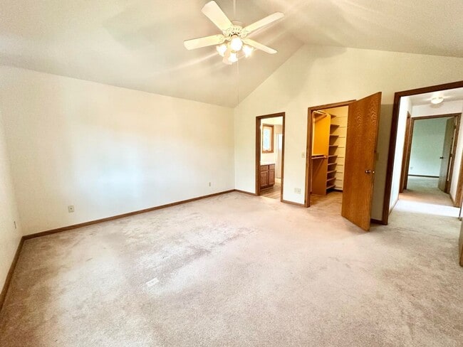 Building Photo - Spacious Pewaukee Townhome