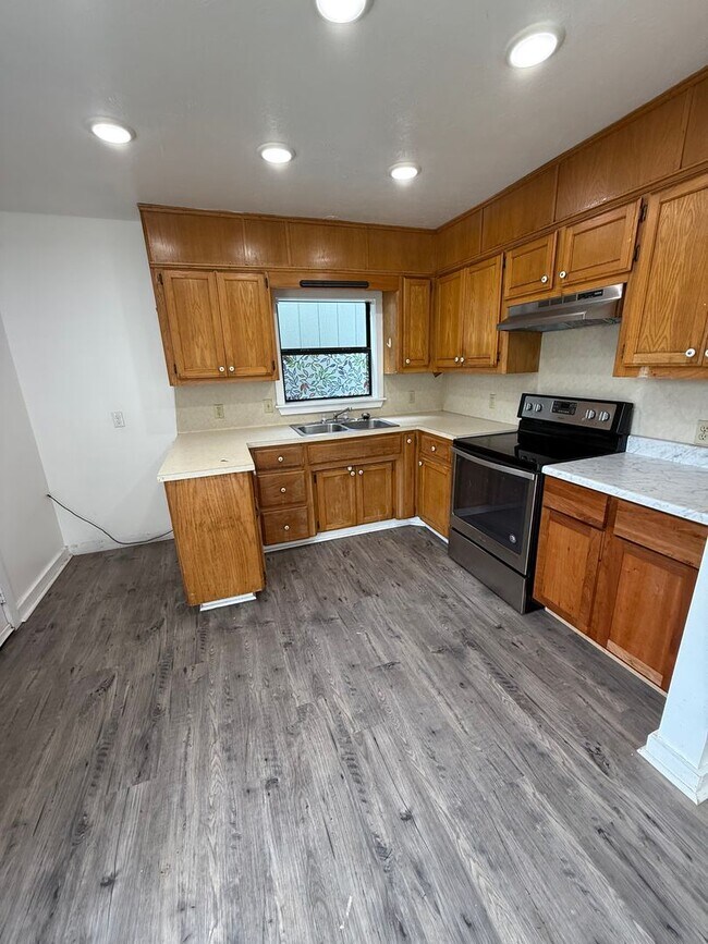 Building Photo - 2 Bed 1 Bath House, Gas Heat & Hot Water