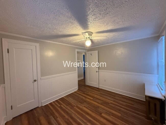 Building Photo - Beautiful 3 bed 2 bath updated home! Half off first months rent!