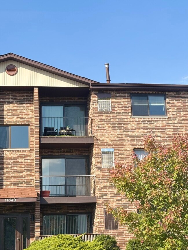 Building Photo - 14949 Lake View Dr