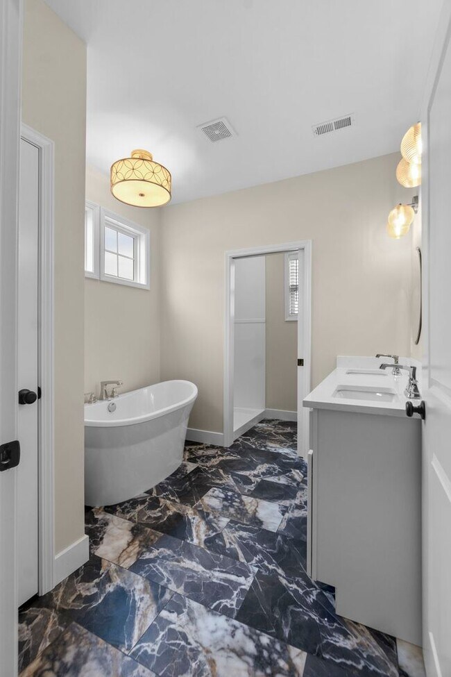 Building Photo - 2272 Heywood Mdws
