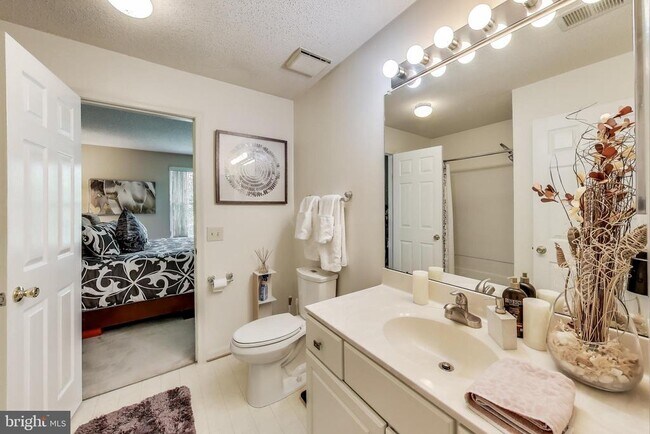 Building Photo - 10021 Vanderbilt Cir