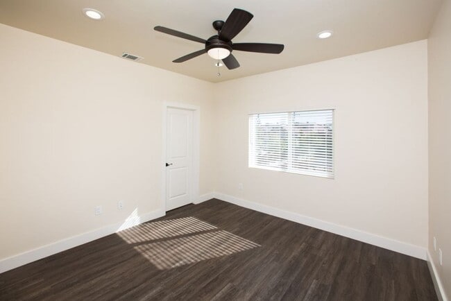 Building Photo - 533-533 Grande Ave