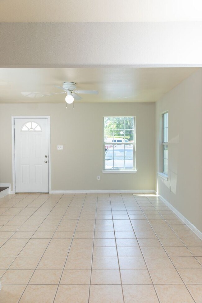 Building Photo - 815 Tidwell Rd