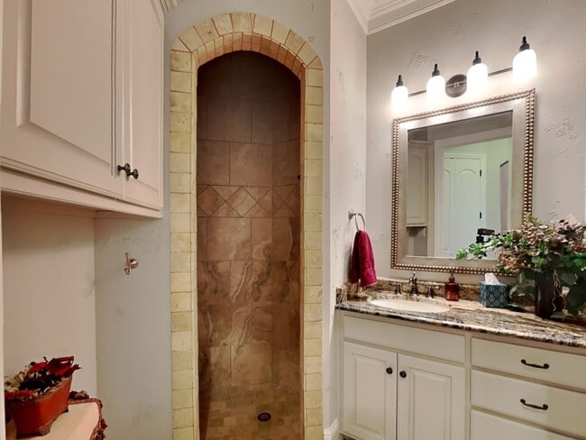 Building Photo - STUNNING HOME IN NRH!