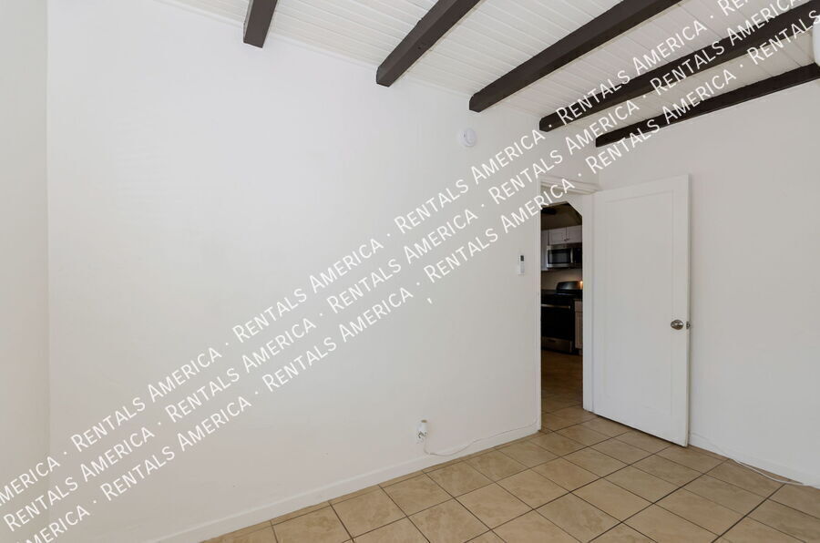 Building Photo - 3048 N Sparkman Blvd