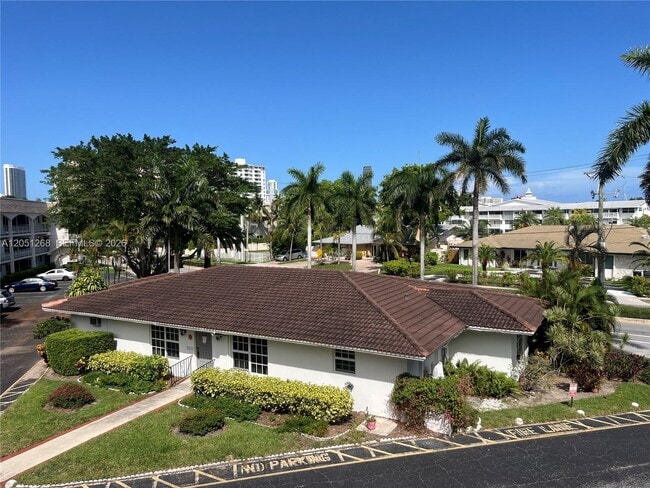 Building Photo - 501 Blue Heron Dr