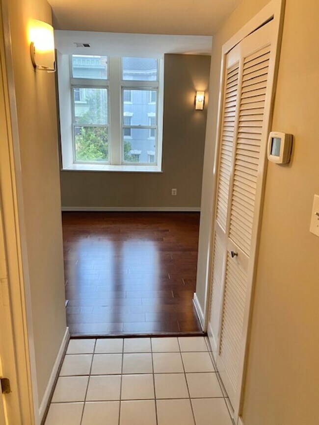 Building Photo - Dupont - West End Fabulous studio with decorative Fireplace & W/D