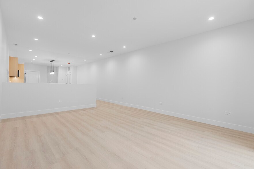 Building Photo - 902 W Dakin St