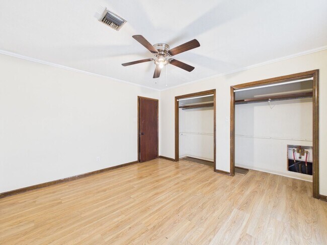 Building Photo - 4 Bedroom/3 Bathroom Home Available NOW!