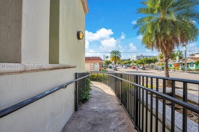 Building Photo - 435 SW 12th Ave