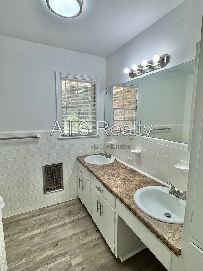 Building Photo - 2557 Woodley Rd
