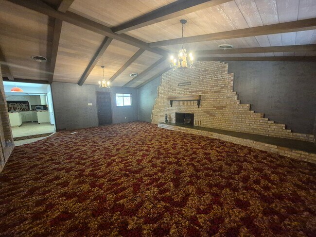 Building Photo - Spacious 4 bedroom 2 bath