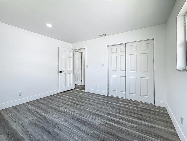 Building Photo - 1755 Shore Acres Blvd NE