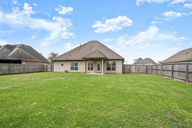 Building Photo - 5176 Wildwood Dr
