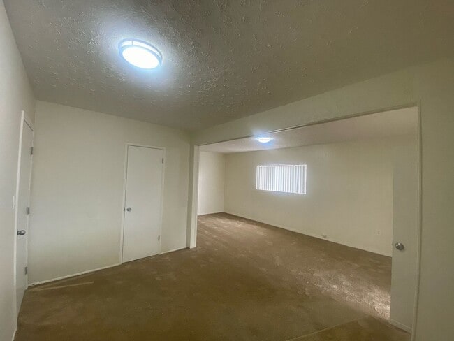 Building Photo - Charming 3 BR 2 BA Home in Compton with HU...