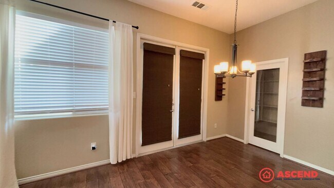 Building Photo - Beautiful Home Located In The Southwest!