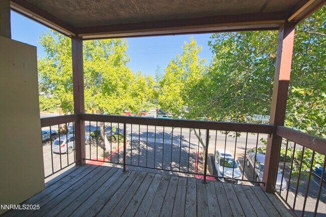Building Photo - 2599 Lakeside Dr