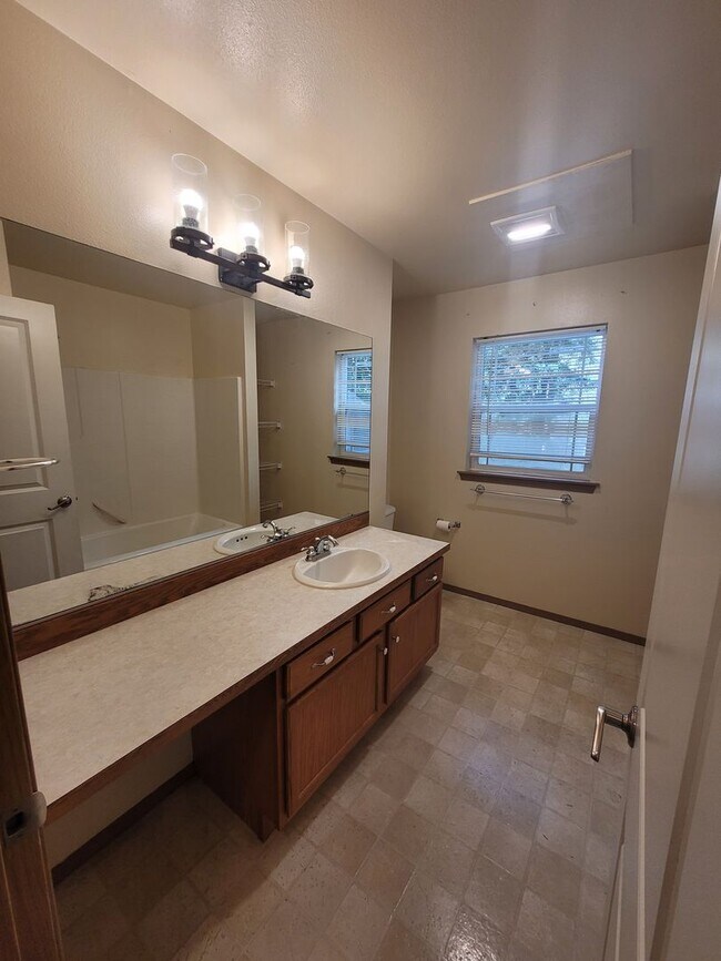 Building Photo - Spacious 3 Bedroom Home with Garage